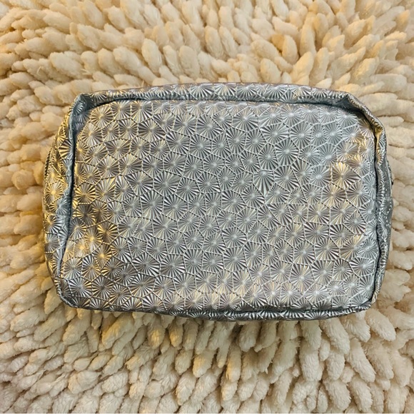 MAC Holiday 2023 Gift Cosmetic Pouch Silver - Picture 8 of 10